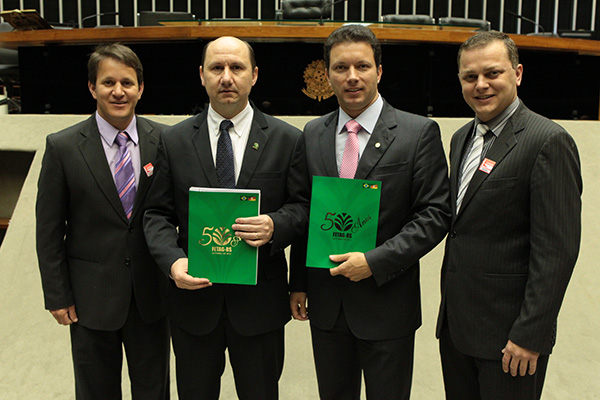 Da esquerda para a direita: Souza, presidente da Fetag-RS Elton Roberto Weber, Marchezan e Brentano
